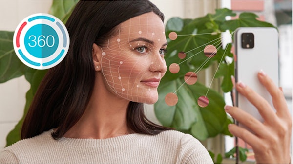 Mujer usando la aplicación skin360 para determinar su tipo de piel