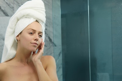 El truco para limpiar mejor la piel (y tenerla más bonita) es hacer esto  con una toalla