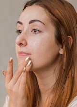 Cómo tratar la piel propensa al acné: cómo armar una rutina de cuidado de la piel