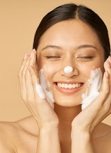 Comprender de qué se trata la limpieza suave: ¿qué es un limpiador suave y por qué es bueno para tu piel?